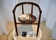 De Hugo-stoel, een ontwerp gemaakt door Atelier Fontein, een Belgisch meubellabel gespecialiseerd in high-end meubelontwerp en productie. De stoel vormt een elegant en toch complex ontwerp.
